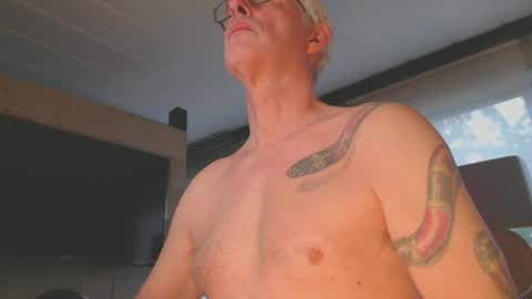 Snapshot of tirexxx_x chatting on October 1, 6:08 am tirexxx_x online show from October 1, 6:08 am