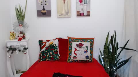 Snapshot of titsbiglovers chatting on December 15, 12:29 am DIVA online show from December 15, 12:29 am