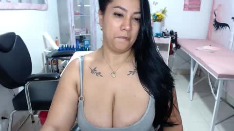 Snapshot of titsbiglovers chatting on November 4, 5:34 pm DIVA online show from November 4, 5:34 pm