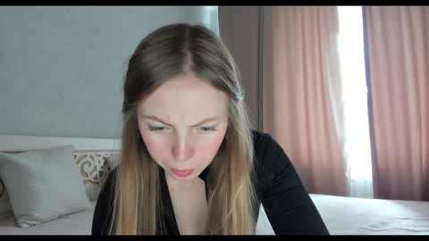 Snapshot of tixxxy chatting on October 19, 9:43 am Maria online show from October 19, 9:43 am