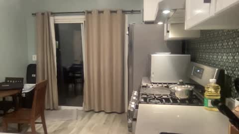 Snapshot of tlayne410 chatting on February 19, 7:06 am tlayne410 online show from February 19, 7:06 am