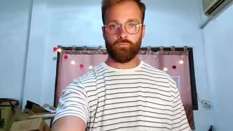 Snapshot of toffbuck chatting on December 3, 4:25 am ToffBuck online show from December 3, 4:25 am