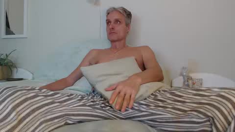 Daniel Bisexual uncut 20cm online show from December 8, 3:13 pm