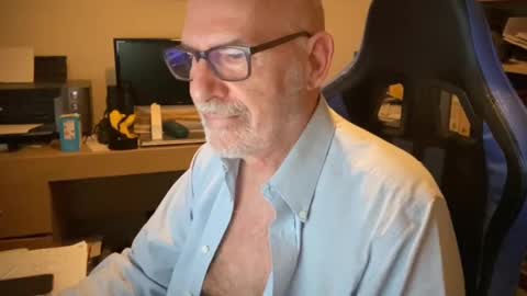 Snapshot of togbear chatting on February 24, 9:31 pm Togbear online show from February 24, 9:31 pm