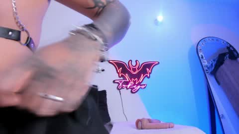   Independent model online show from January 21, 3:26 am