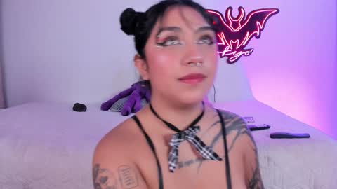   Independent model online show from February 3, 2:25 am