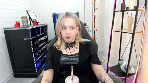 Snapshot of tollimoll chatting on December 2, 12:18 pm Tolli Moll online show from December 2, 12:18 pm