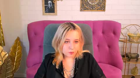 Snapshot of tollimoll chatting on December 5, 9:06 am Tolli Moll online show from December 5, 9:06 am