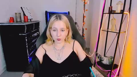 Snapshot of tollimoll chatting on December 6, 3:22 pm Tolli Moll online show from December 6, 3:22 pm