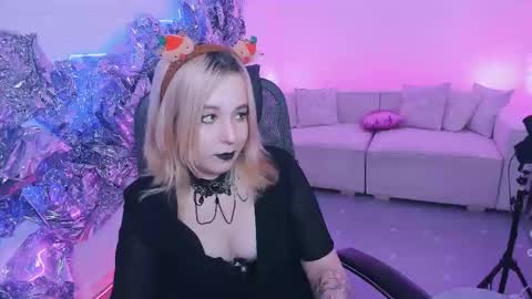 Snapshot of tollimoll chatting on December 11, 12:12 pm Tolli Moll online show from December 11, 12:12 pm