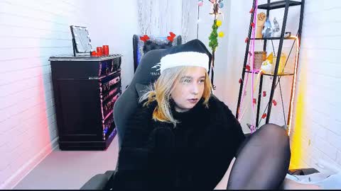 Snapshot of tollimoll chatting on December 27, 12:23 pm Tolli Moll online show from December 27, 12:23 pm