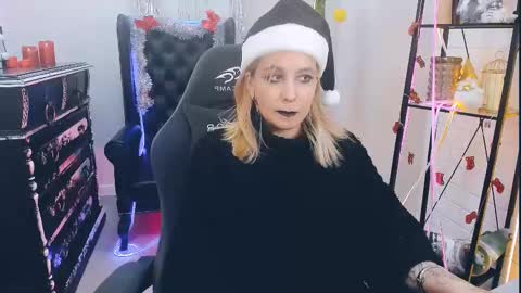 Snapshot of tollimoll chatting on December 28, 3:59 pm Tolli Moll online show from December 28, 3:59 pm