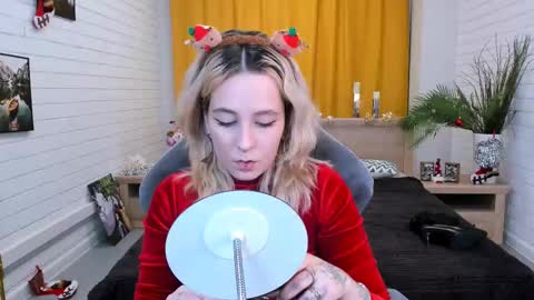 Snapshot of tollimoll chatting on December 31, 5:11 am Tolli Moll online show from December 31, 5:11 am