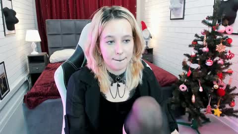 Snapshot of tollimoll chatting on January 1, 11:27 am Tolli Moll online show from January 1, 11:27 am