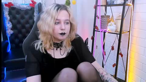 Snapshot of tollimoll chatting on January 9, 11:14 am Tolli Moll online show from January 9, 11:14 am