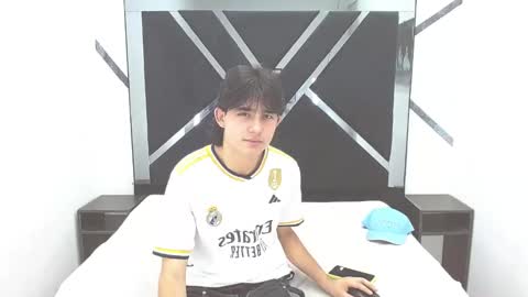 tom_0002 online show from October 31, 9:27 pm