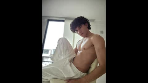 Snapshot of tom_blue10 chatting on May 19, 4:35 pm Tom Blue online show from May 19, 4:35 pm