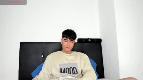 Snapshot of tom_walton chatting on February 10, 12:30 am tom online show from February 10, 12:30 am