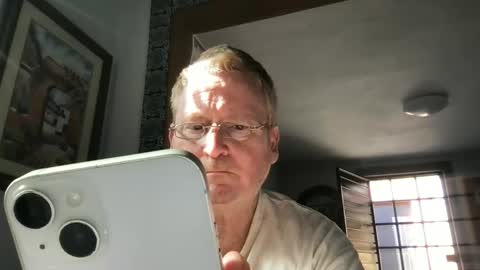 Snapshot of tomascausa chatting on December 11, 9:34 pm Hola online show from December 11, 9:34 pm