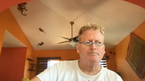 Snapshot of tomascausa chatting on February 17, 6:25 pm Hola online show from February 17, 6:25 pm