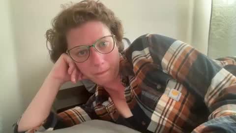 Snapshot of tomboy_girly chatting on June 6, 9:41 pm tomboy_girly online show from June 6, 9:41 pm