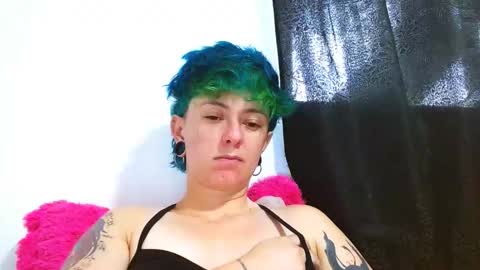Snapshot of tomboyblue chatting on April 15, 7:32 pm Blue online show from April 15, 7:32 pm