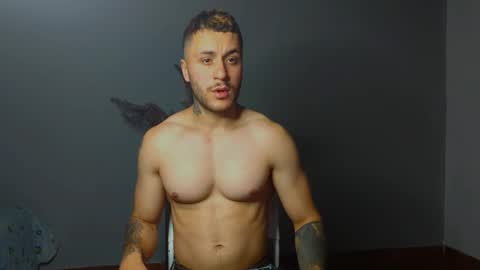 Snapshot of tomdavisxl chatting on October 18, 11:27 pm tomDavisXl online show from October 18, 11:27 pm