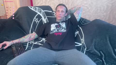 Snapshot of tommy__gun_ chatting on February 8, 12:28 pm Tommy and Katana online show from February 8, 12:28 pm