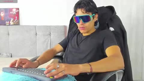 tommyhot7 online show from June 15, 11:07 pm