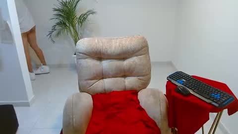 Snapshot of tomy337271 chatting on December 4, 4:27 pm tomy337271 online show from December 4, 4:27 pm