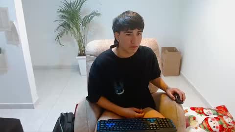 Snapshot of tomy337271 chatting on December 15, 3:05 pm tomy337271 online show from December 15, 3:05 pm