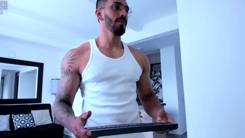 tony muscle1 online show from December 22, 6:26 pm