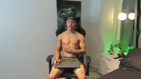 Snapshot of tony_petrov chatting on September 25, 6:39 am tony_petrov online show from September 25, 6:39 am