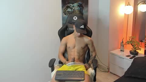 Snapshot of tony_petrov chatting on October 7, 10:56 am tony_petrov online show from October 7, 10:56 am