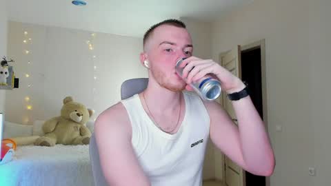 Snapshot of toohornyserj chatting on December 17, 8:32 pm toohornyserj online show from December 17, 8:32 pm