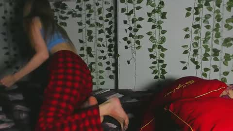 Snapshot of top_magical_girls chatting on February 14, 9:22 pm Alice and Sandra online show from February 14, 9:22 pm