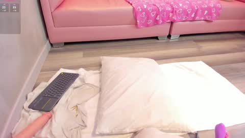 Tori  online show from December 15, 8:25 pm