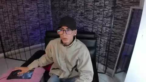 torn_boy online show from June 11, 2:53 am