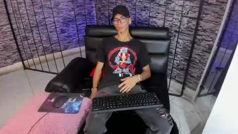 torn_boy online show from June 15, 10:45 pm
