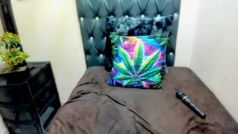 toxicfantasy4u online show from June 12, 4:44 am