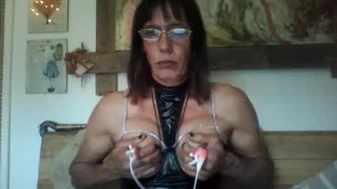 Snapshot of transslavechic chatting on May 1, 7:46 am Ela online show from May 1, 7:46 am