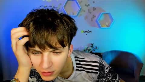 Travis online show from December 3, 8:07 pm