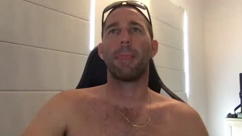 Snapshot of traviskenn chatting on February 1, 8:05 pm TravisKenn online show from February 1, 8:05 pm