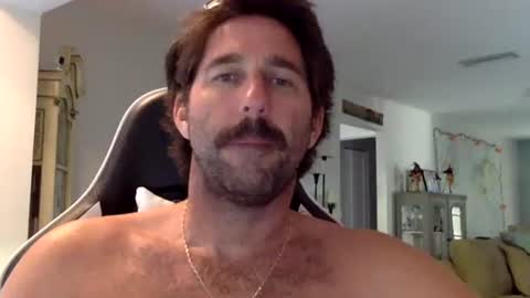 Snapshot of traviskenn chatting on October 18, 8:42 pm TravisKenn online show from October 18, 8:42 pm