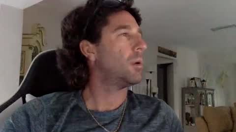 Snapshot of traviskenn chatting on March 1, 9:28 pm TravisKenn online show from March 1, 9:28 pm