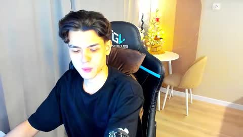 travisrivas online show from December 16, 11:48 am