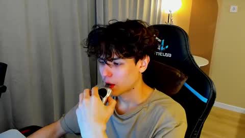 travisrivas online show from February 5, 12:59 am