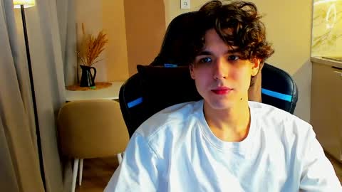 Snapshot of travisrivas chatting on April 3, 4:27 pm travisrivas online show from April 3, 4:27 pm