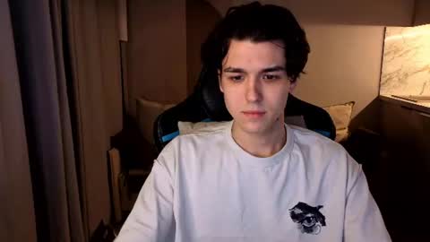 travisrivas online show from August 5, 2:03 am