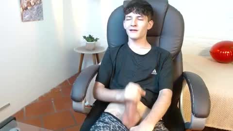 Snapshot of trevor_mob chatting on March 19, 7:40 pm trevor_mob online show from March 19, 7:40 pm